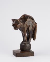 Ivan Napotnik, MAČKA (MAČKA NA LESENI KROGLI), 1920, orehov les. Foto Uroš Acman